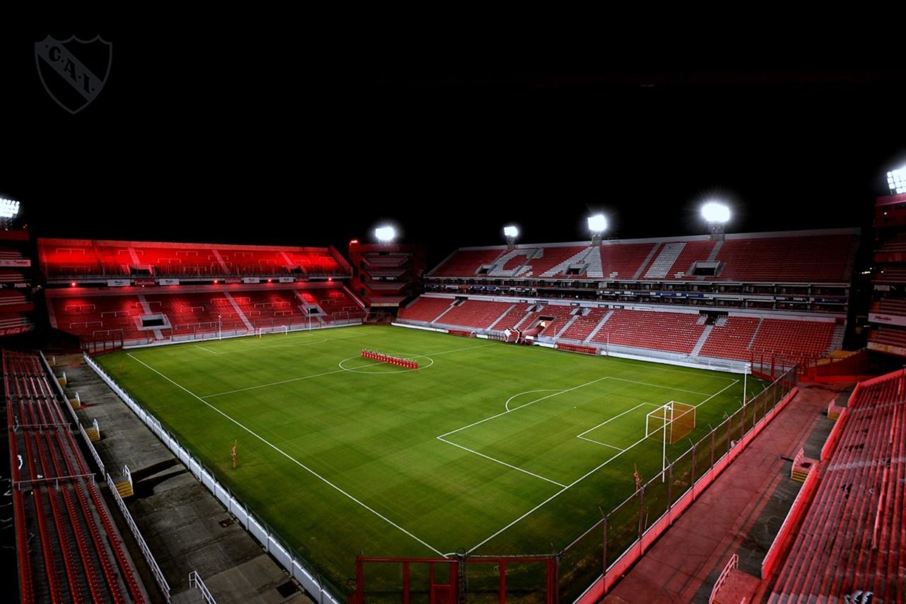 El Libertadores de América estrenó nuevas luces. La cancha de Independiente podría ser utilizada por River para la Copa
