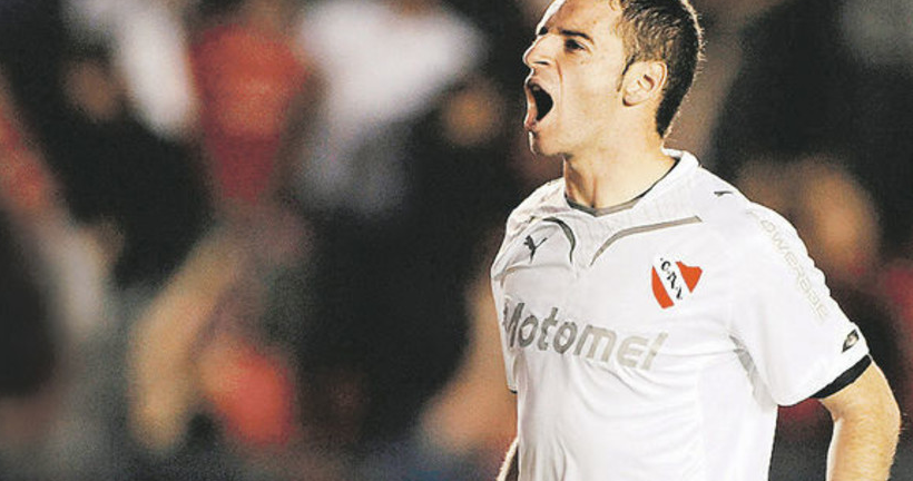 Adrián Gabbarini con la camiseta del Orgullo Nacional