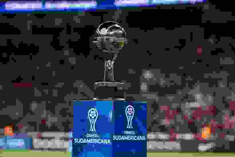 El trofeo de la Copa Sudamericana