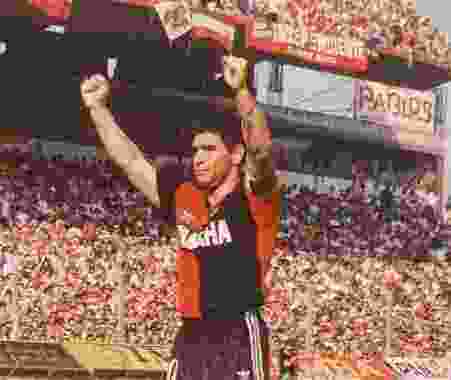 Como uno más: revelan una foto de Maradona admirando la hinchada de Independiente