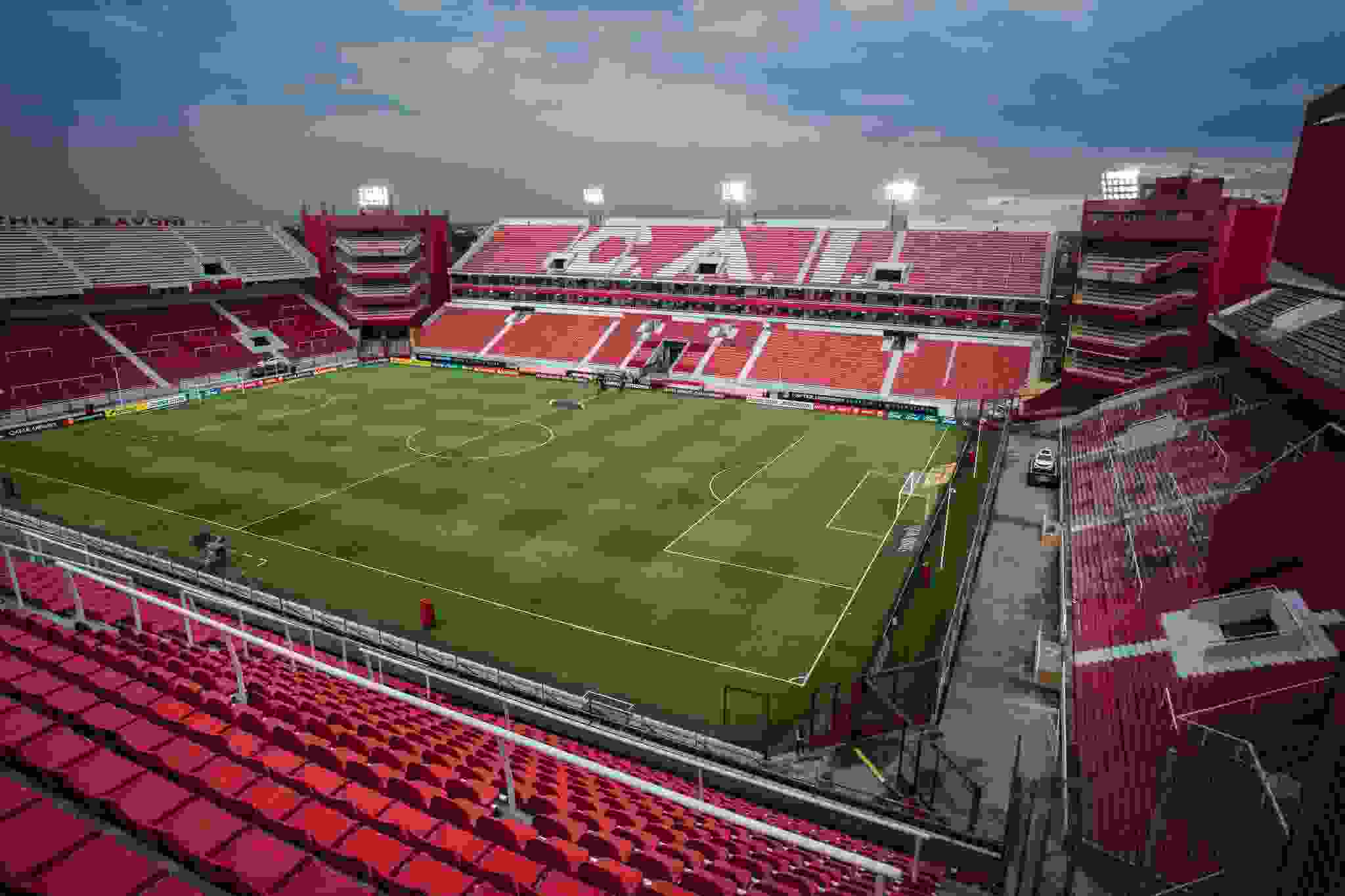 La Conmebol evalúa el estadio de Independiente para la final de la Copa Libertadores