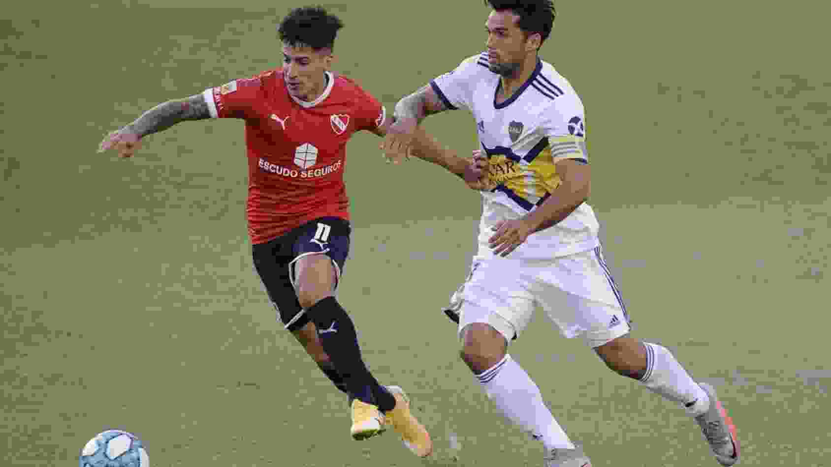 Menéndez y Mas disputan la pelota en el último encuentro entre Independiente y Boca
