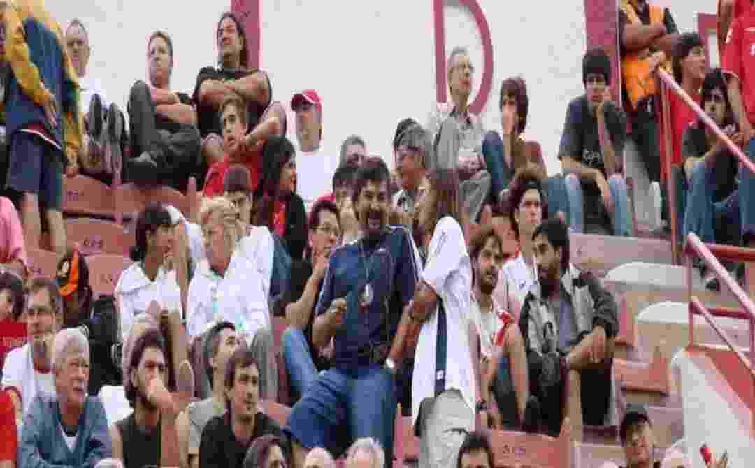 Inédito: la foto de un ex entrenador de Independiente alentando en la tribuna