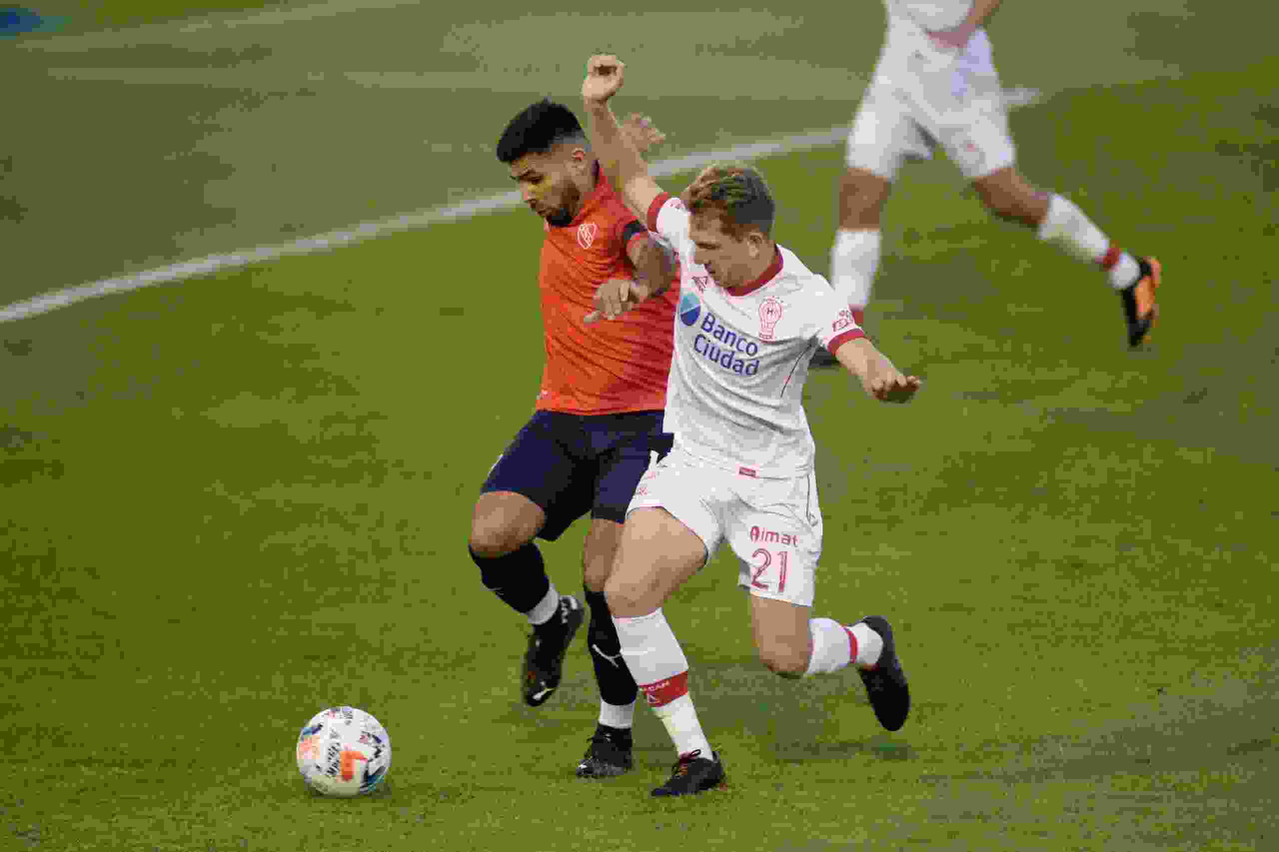 Silvio Romero marcó el segundo gol del partido ante Huracán