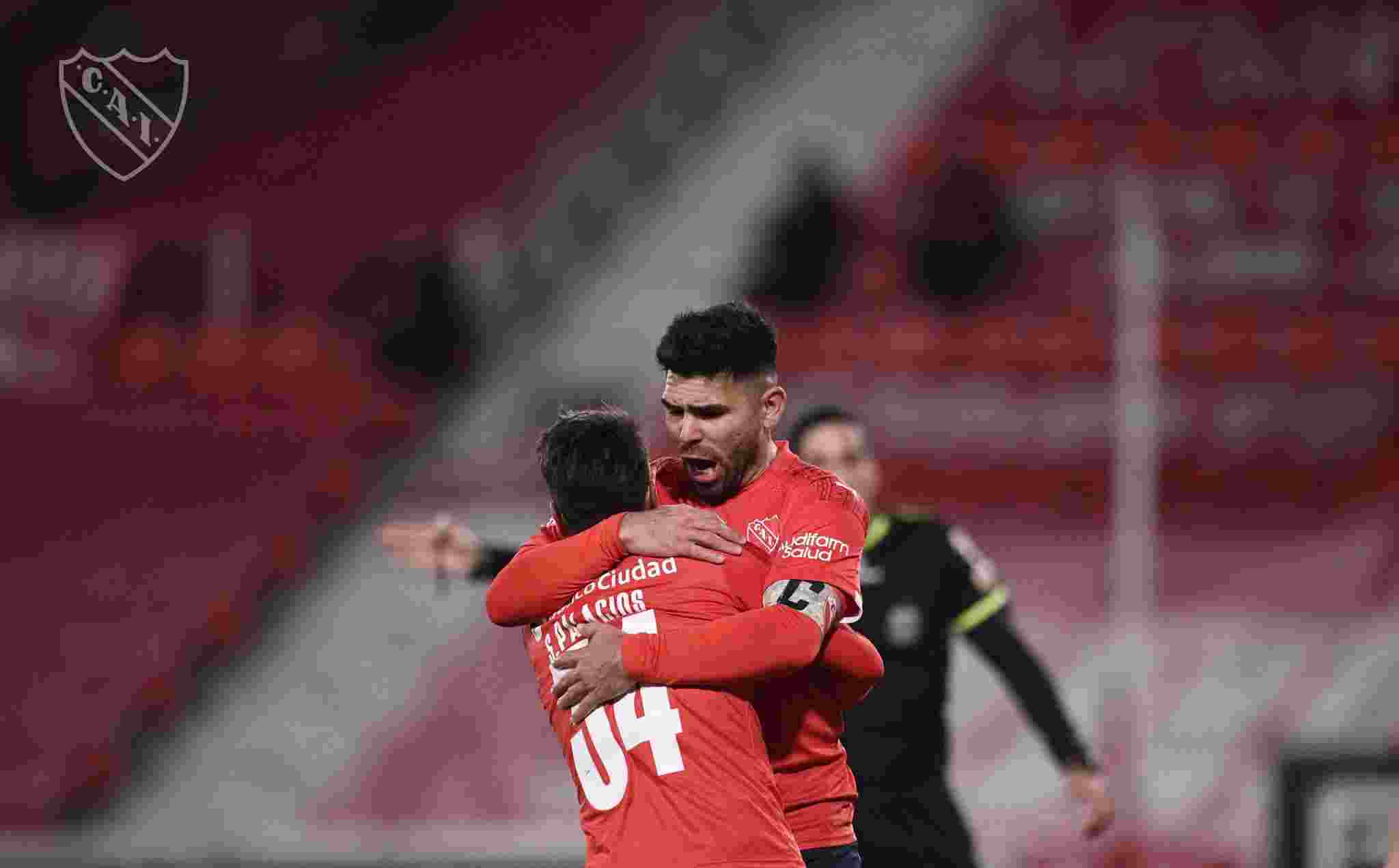 Palacios y el Chino Romero se abrazan en un grito de gol. Independiente va por un nuevo triunfo en el torneo local.