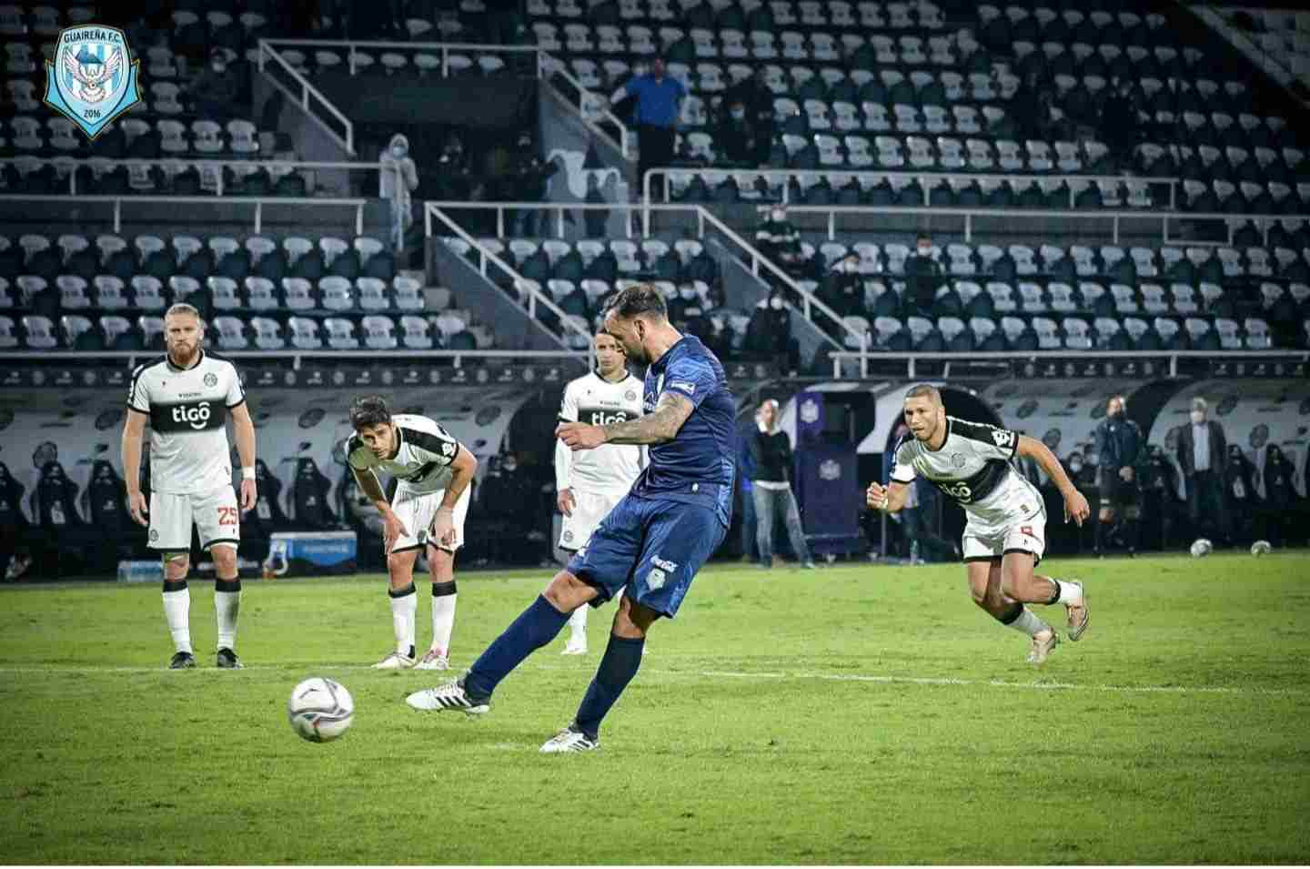Facundo Parra pateó el penal para anotar el segundo gol de su equipo ante Olimpia.