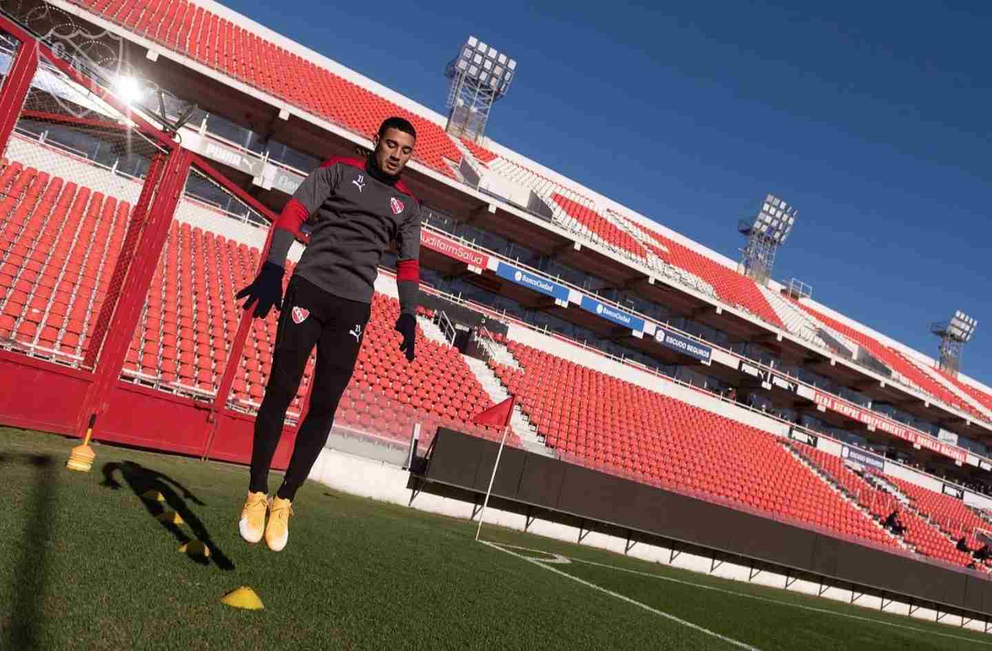 Carlos Benavidez, volante uruguayo que está volviendo de su lesión, tiene contrato con Independiente hasta junio del 2022.