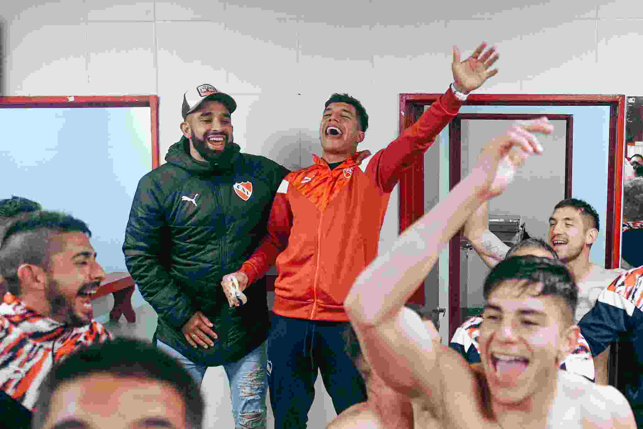 A pesar de la lesión, el Perro Romero estalló de la alegría en el vestuario de Independiente.