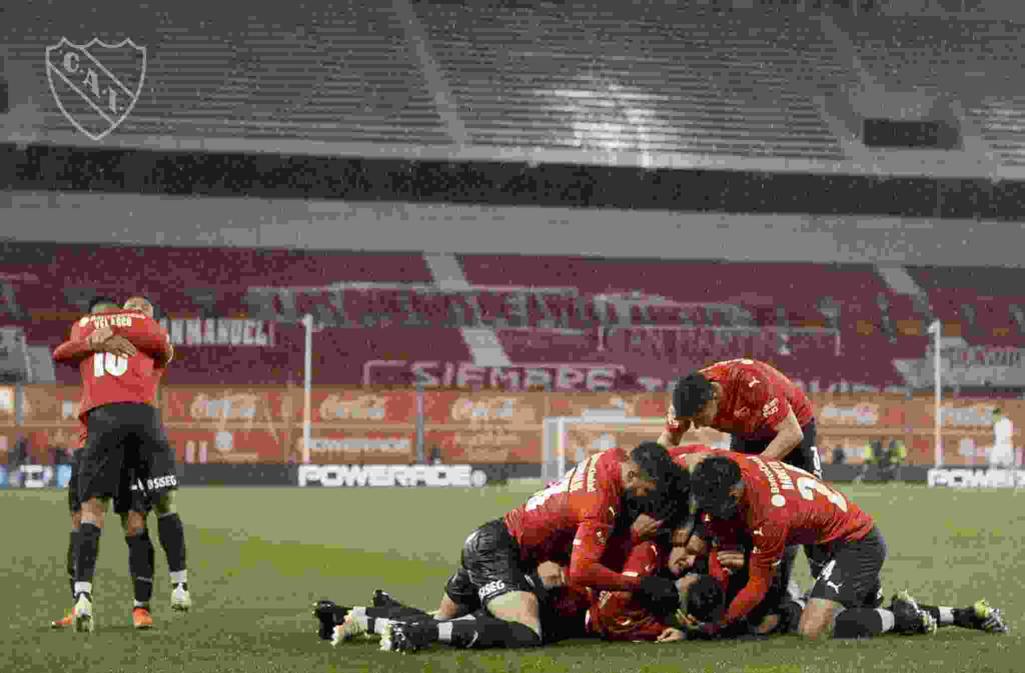 Bajo una lluvia torrencial, Independiente derrotó a Racing y volvió a poner las cosas en su lugar. Los jugadores se abrazan y lo gritan como cualquiera de nosotros.