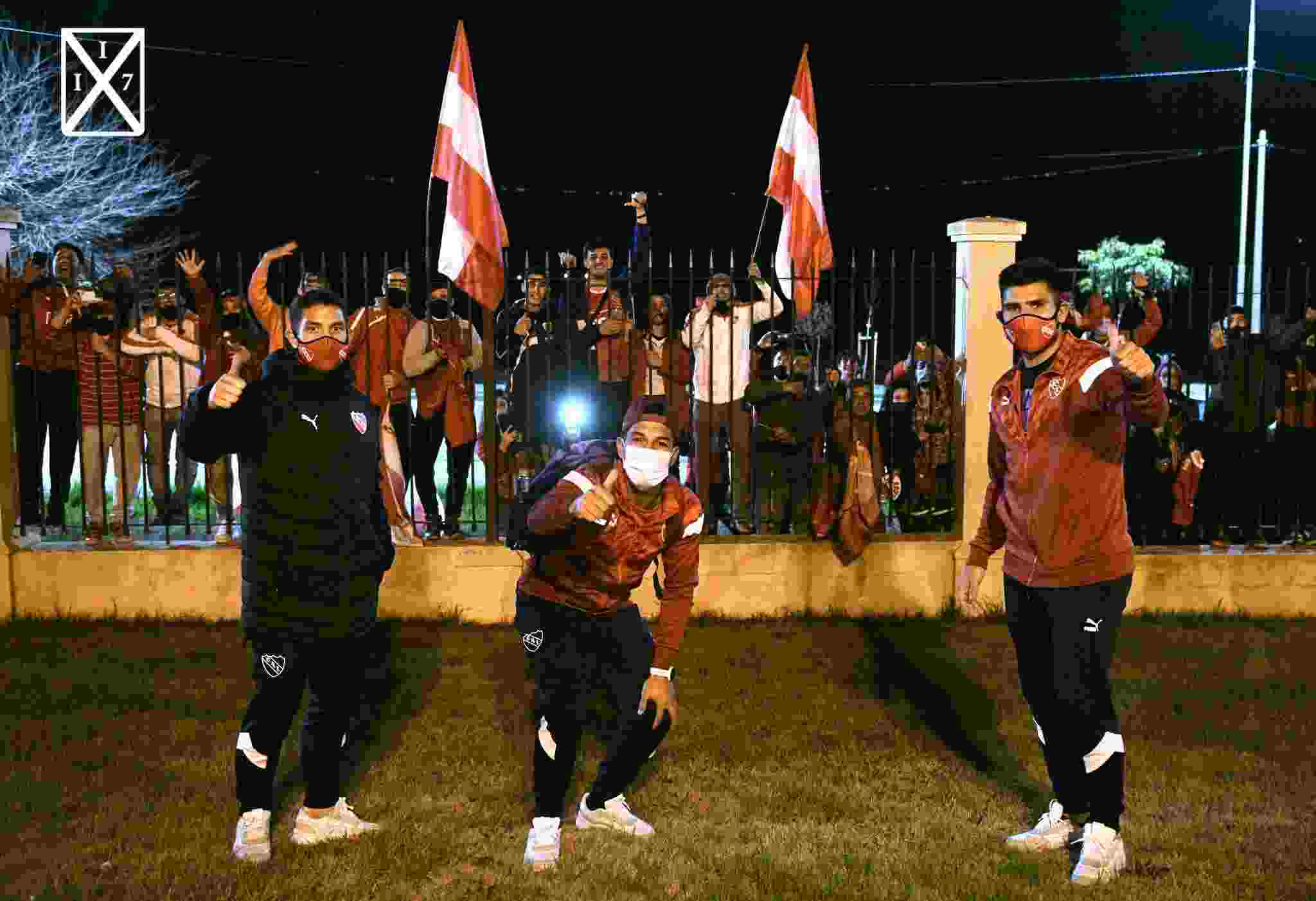 Los hinchas de Independiente recibieron a la delegación al llegar a San Nicolás.