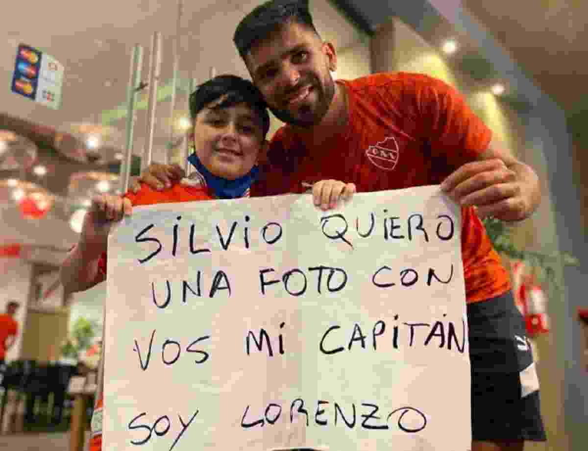 Silvio Romero le cumplió el deseo a un nene que quería una foto con su ídolo en Santiago del Estero 