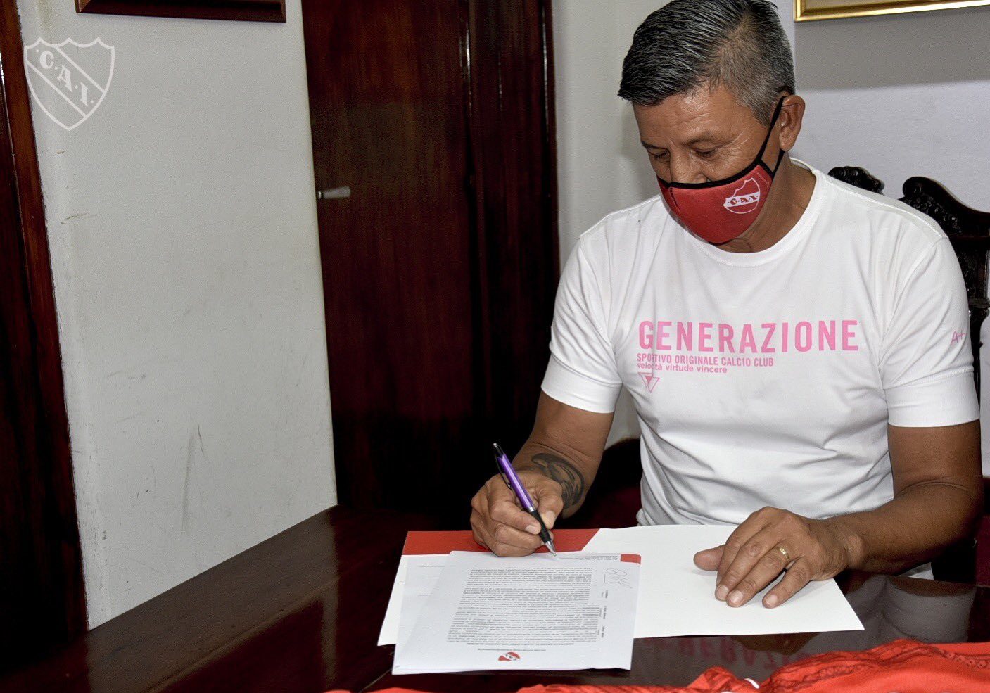 El momento de la firma del Moncho Monzón. Pedro volvió al club junto con Julio Falcioni.
