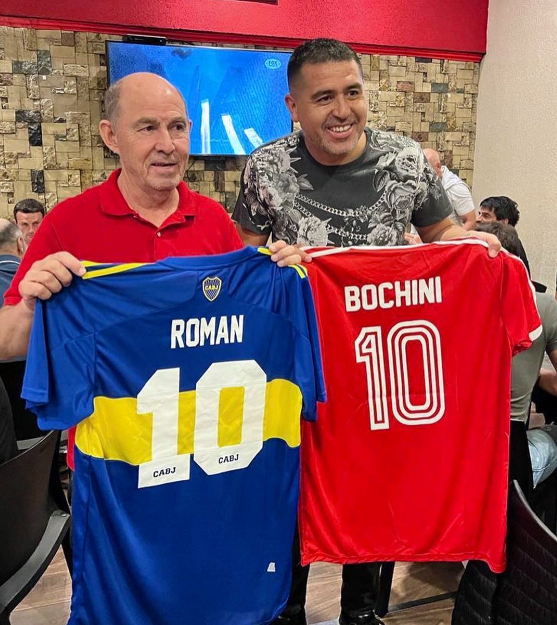 Esta es la foto que salió de Juan Román Riquelme junto a Bochini.