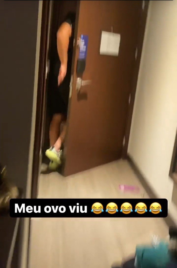 Diego Churín saliendo de la habitación.