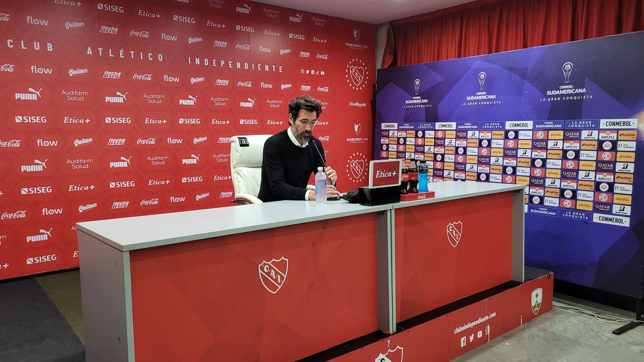 Eduardo Domínguez respondió las preguntas de los medios de comunicación en la conferencia de prensa del sábado.