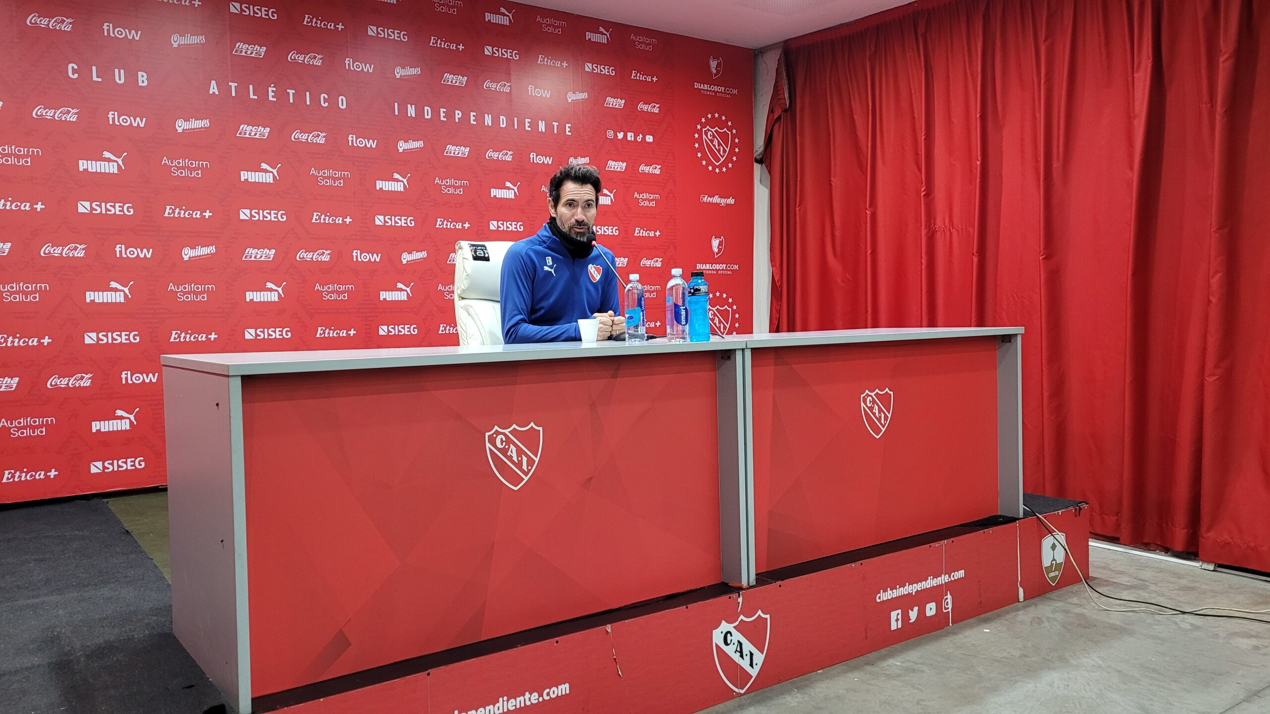 Eduardo Domínguez se sentó y habló en conferencia de prensa.