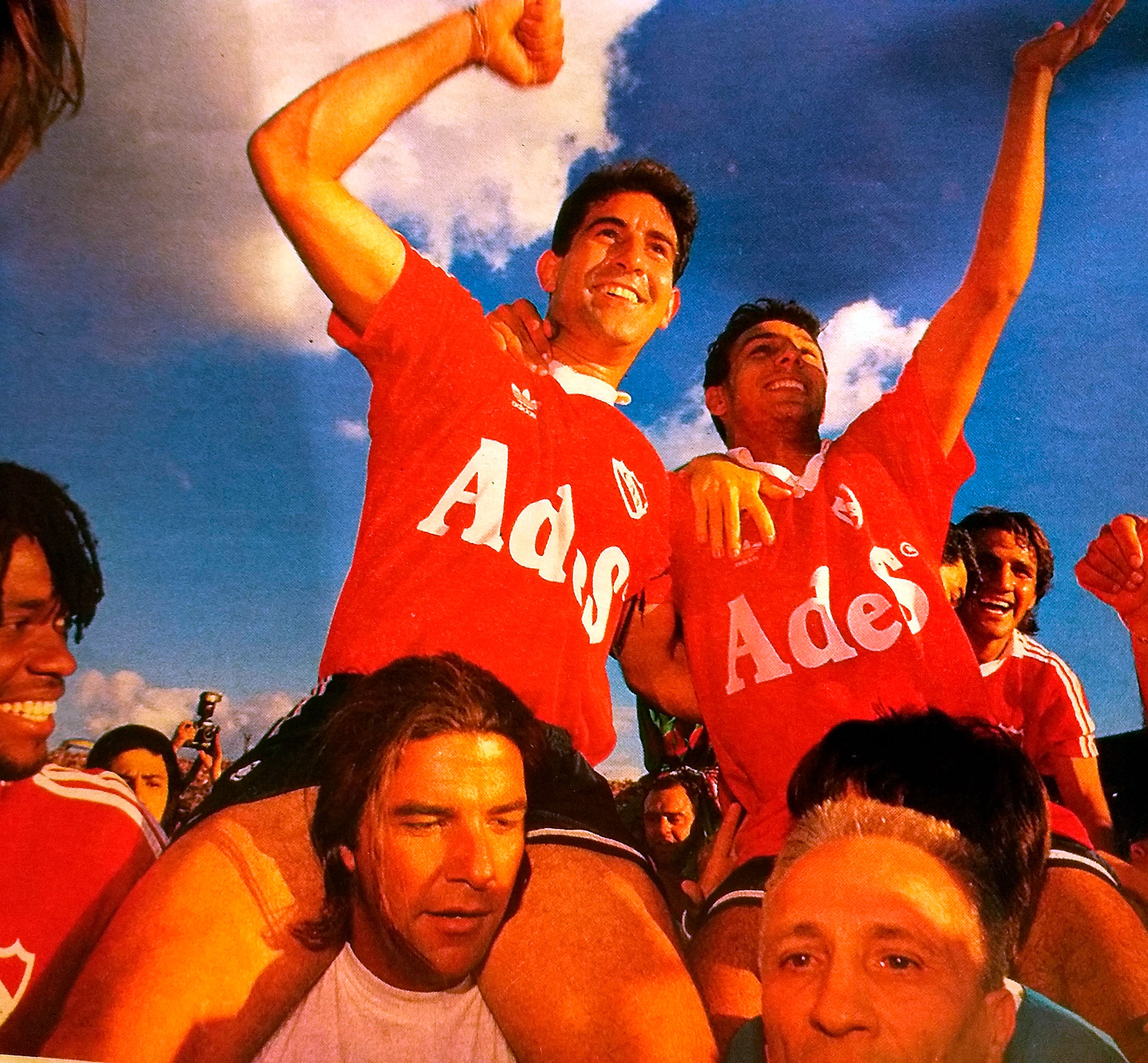 Perico Pérez con la camiseta del Club Atlético Independiente.