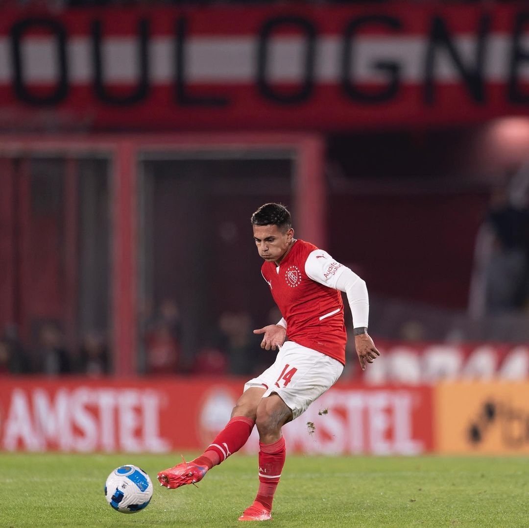 Lucas González, mediocampista de Independiente, despertó el interés del equipo portugués.