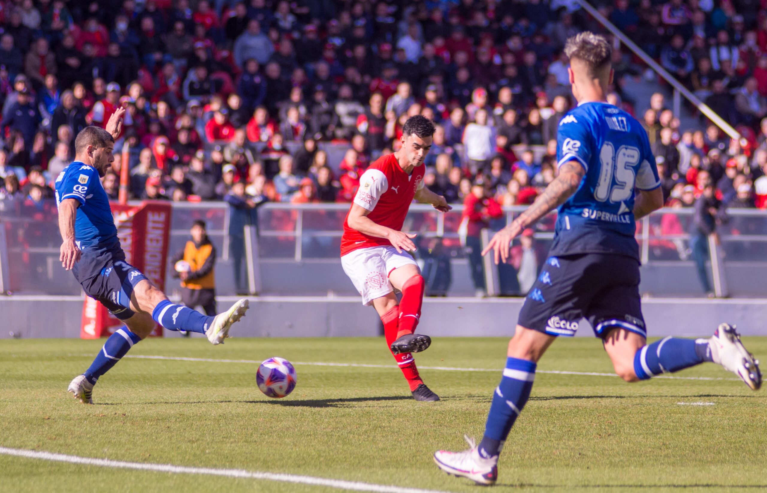 De zurda, Alan Soñora puso en ventaja a Independiente.
