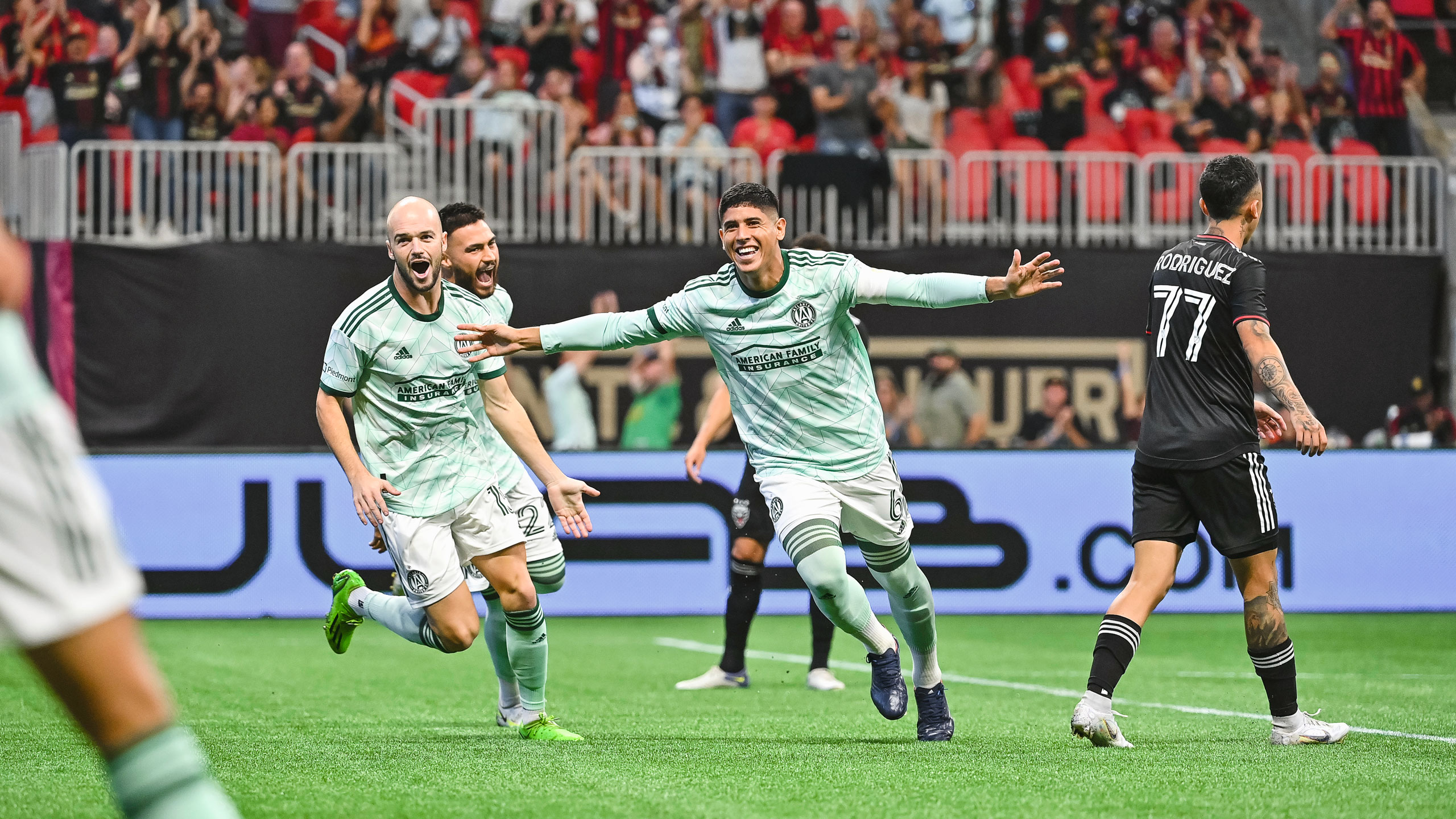 Alan Franco, ex Independiente, sale corriendo para festejar su gol.