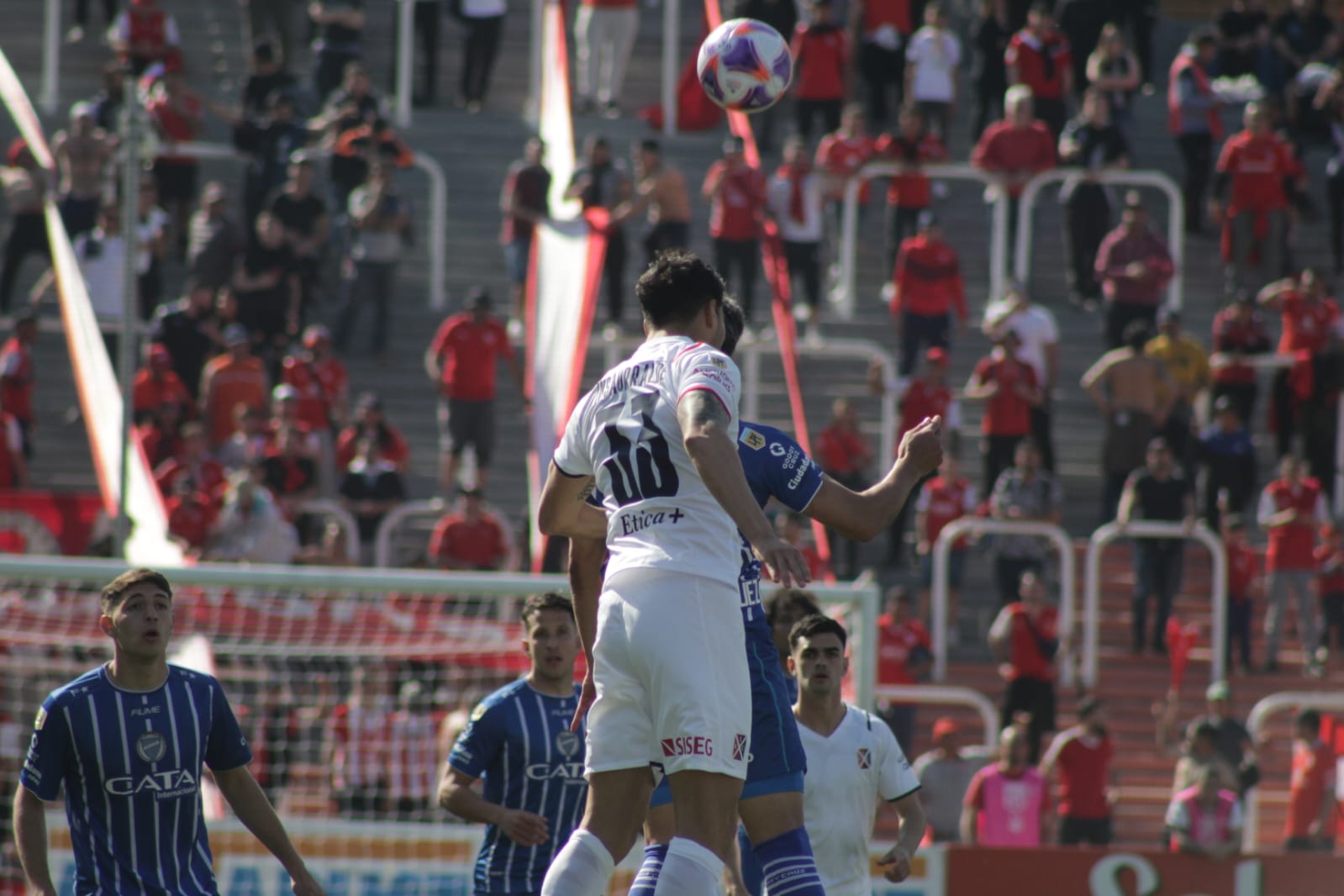 El Chaco Insaurralde anotó el gol de Independiente en el primer tiempo.