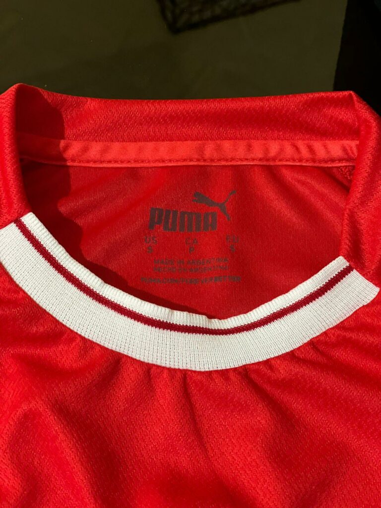 El cuello de la nueva camiseta de Independiente es bastante particular.