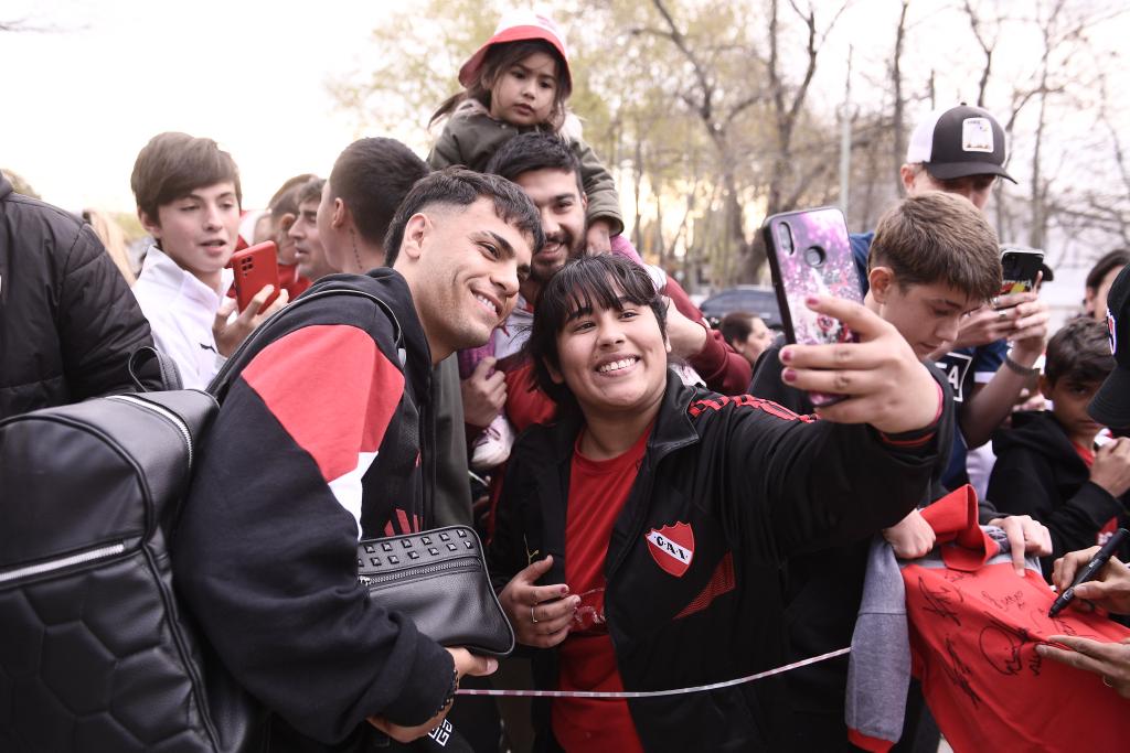 El plantel de Independiente se sacó fotos con los hinchas que se acercaron al hotel.