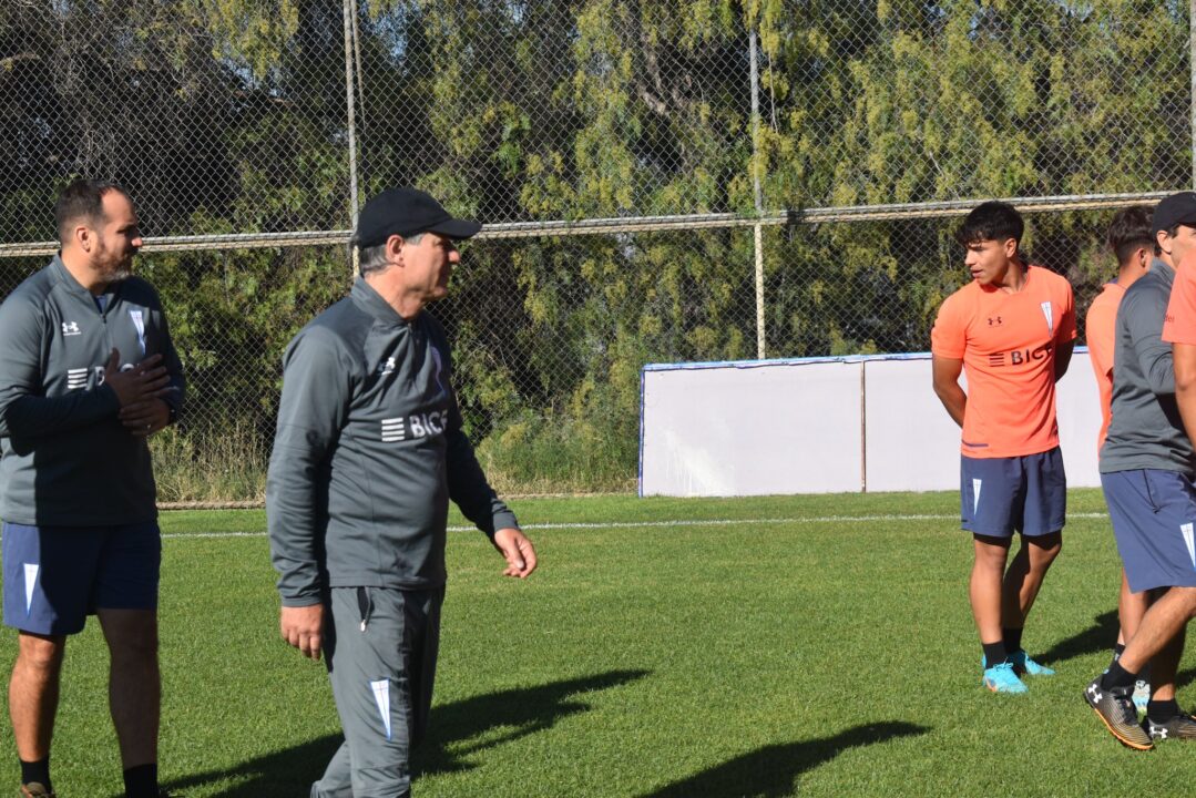 Ariel Holan se llevó a un jugador que le causó un dolor de cabeza a Independiente