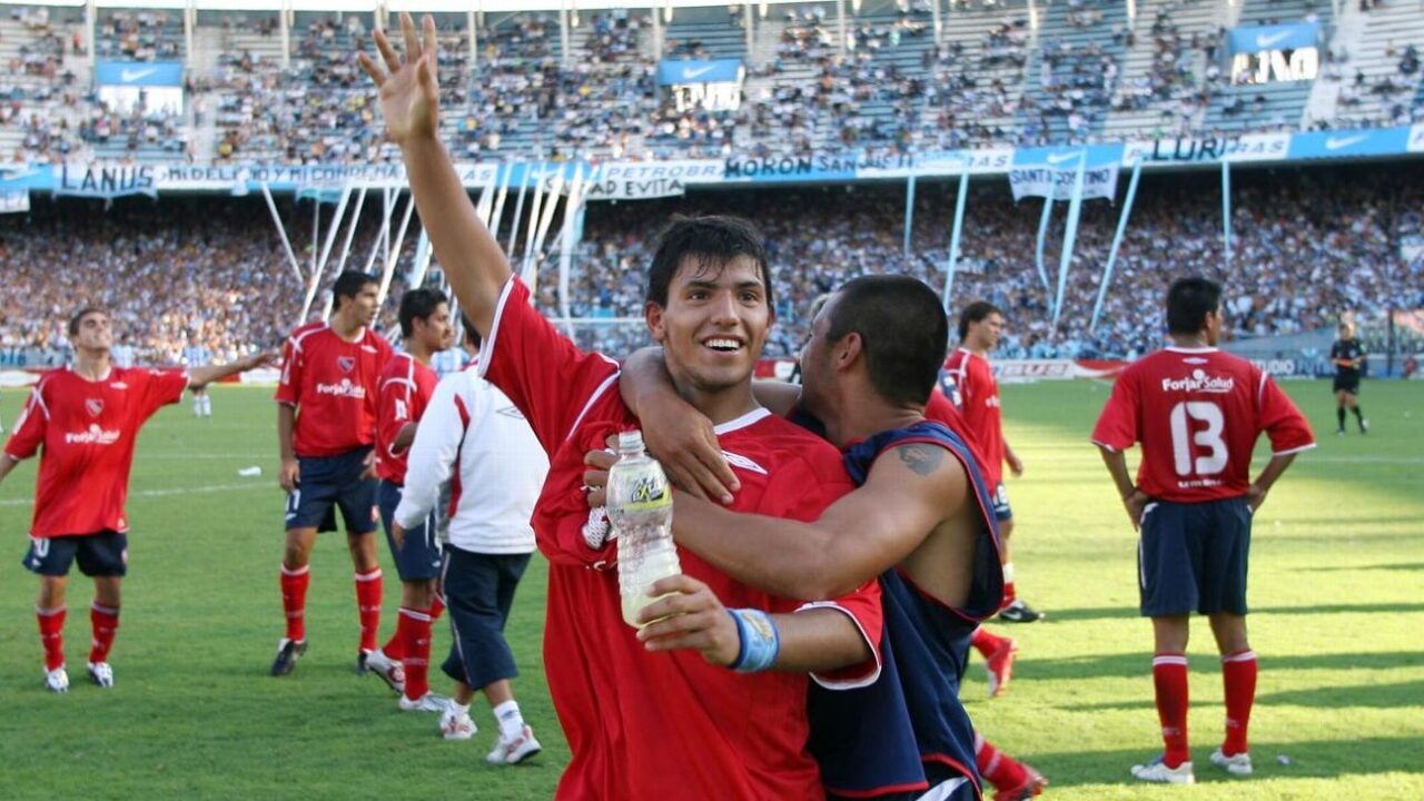 El Kun Agüero se fue de Independiente siendo muy joven.
