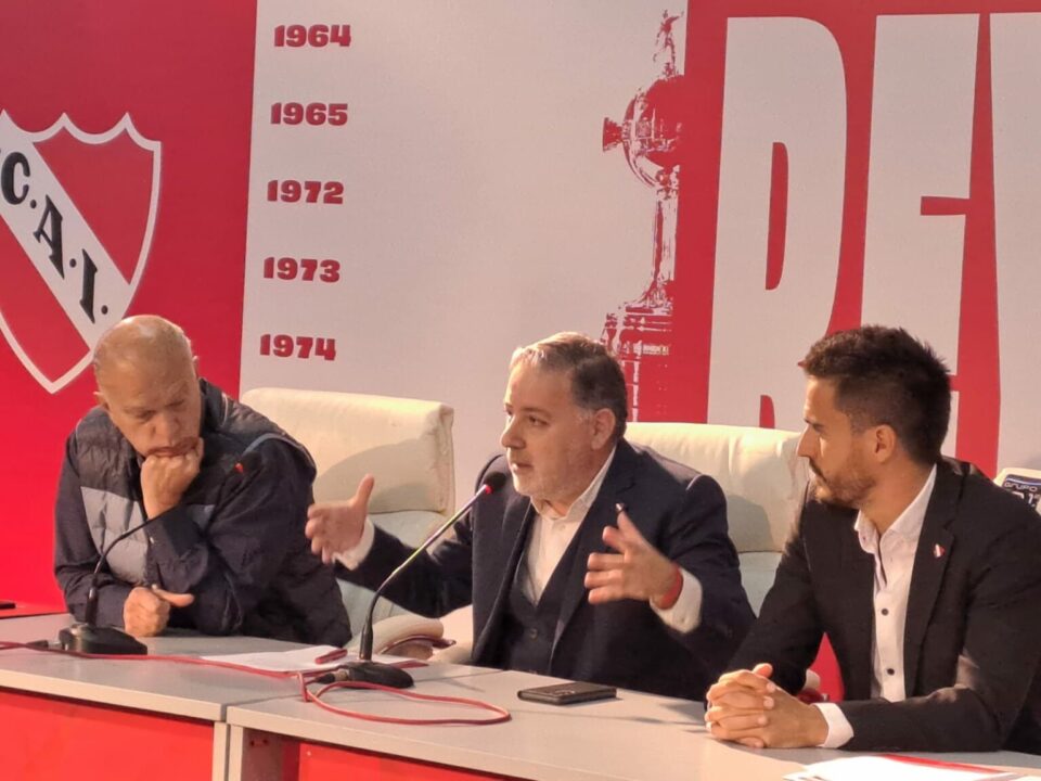 Los dirigentes de Independiente saben que hay que negociar para renovar varios contratos.