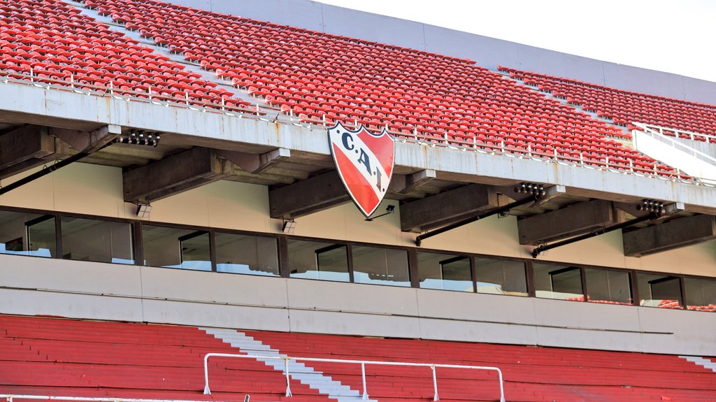 El escudo de Independiente ahora luce en la tribuna Pepe Santoro.