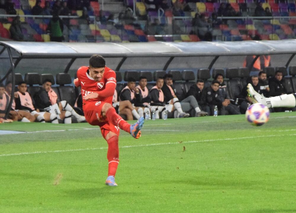 El Chaco Martínez anotó el gol del triunfo para Independiente.