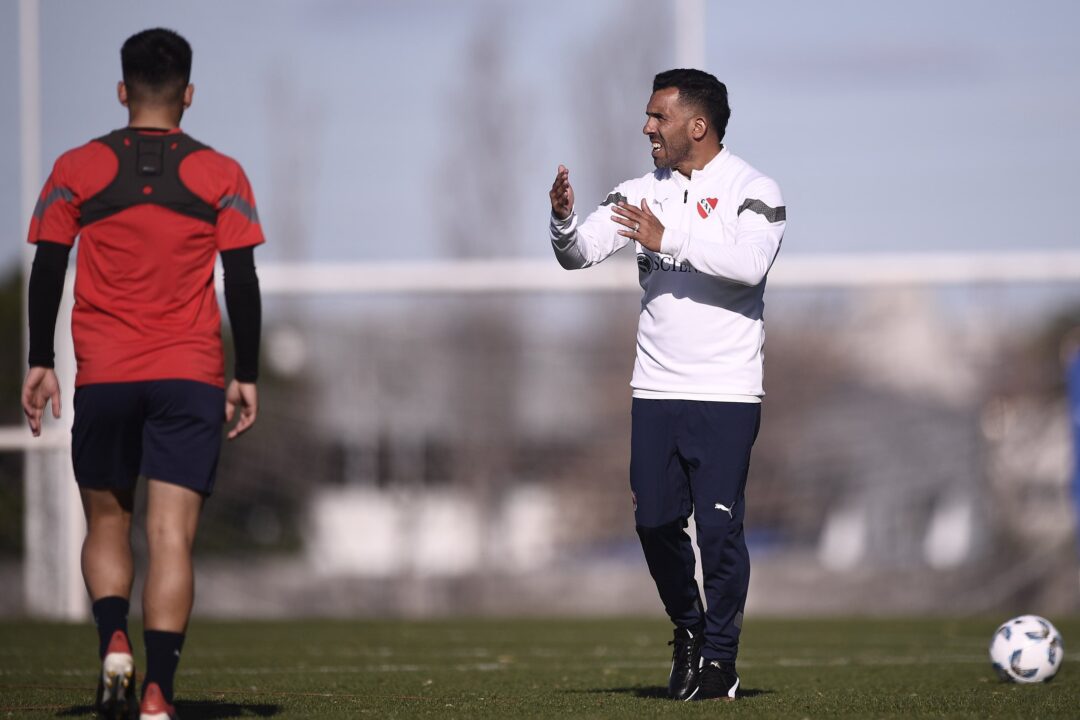 Carlos Tévez debe definir cuál será el once de Independiente.