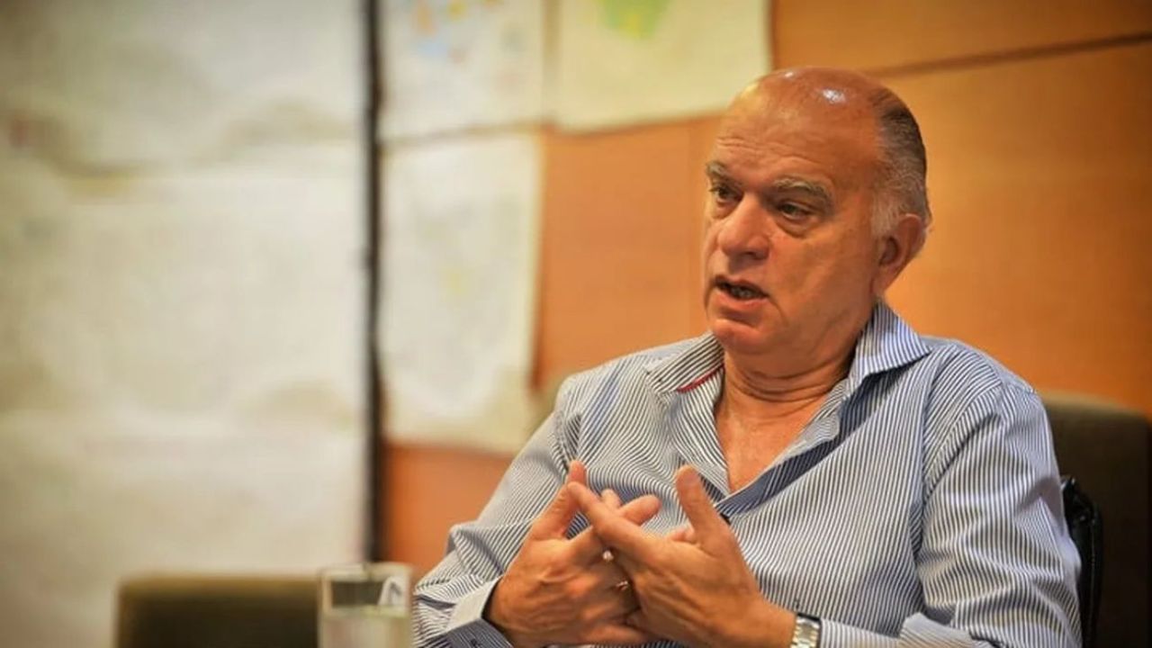 Néstor Grindetti habló de la chance de pedirse una licencia.