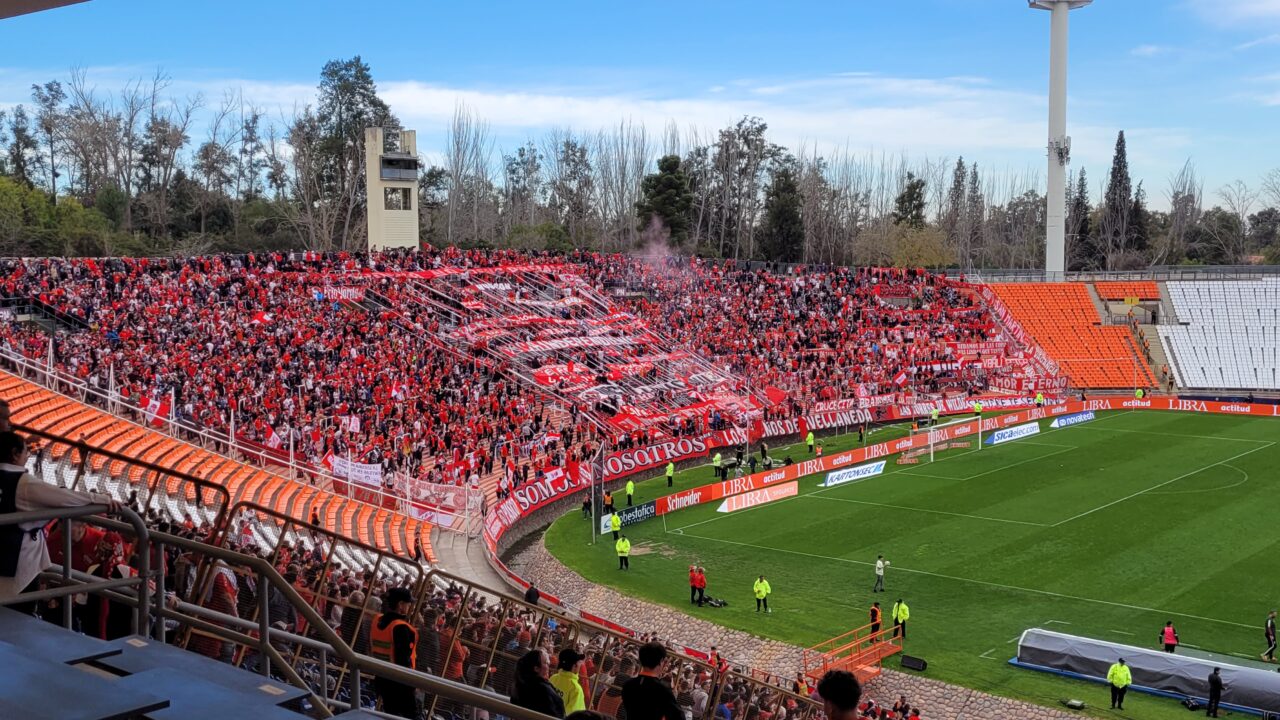 La hinchada de Independiente acompañó al equipo en Mendoza.