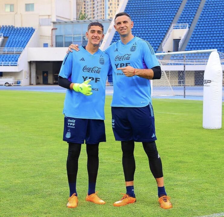 Mateo Morro, juvenil de Independiente, junto al Dibu Martínez.