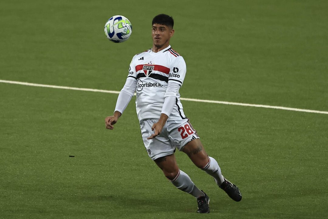Alan Franco es uno de los futbolistas que le interesa a Independiente.