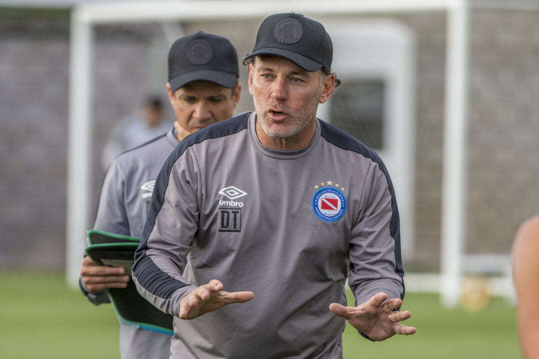 Gabriel Milito podría volver a dirigir en el fútbol argentino