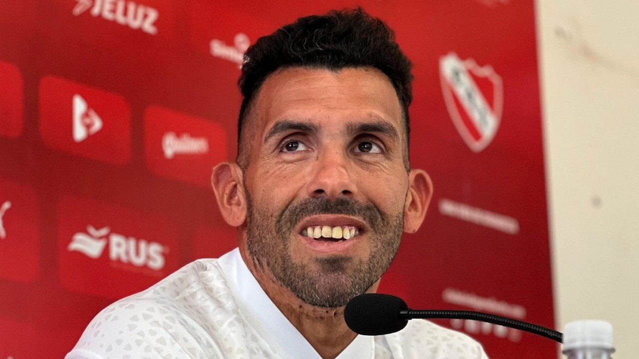 Carlos Tevez espera para definir su once inicial.