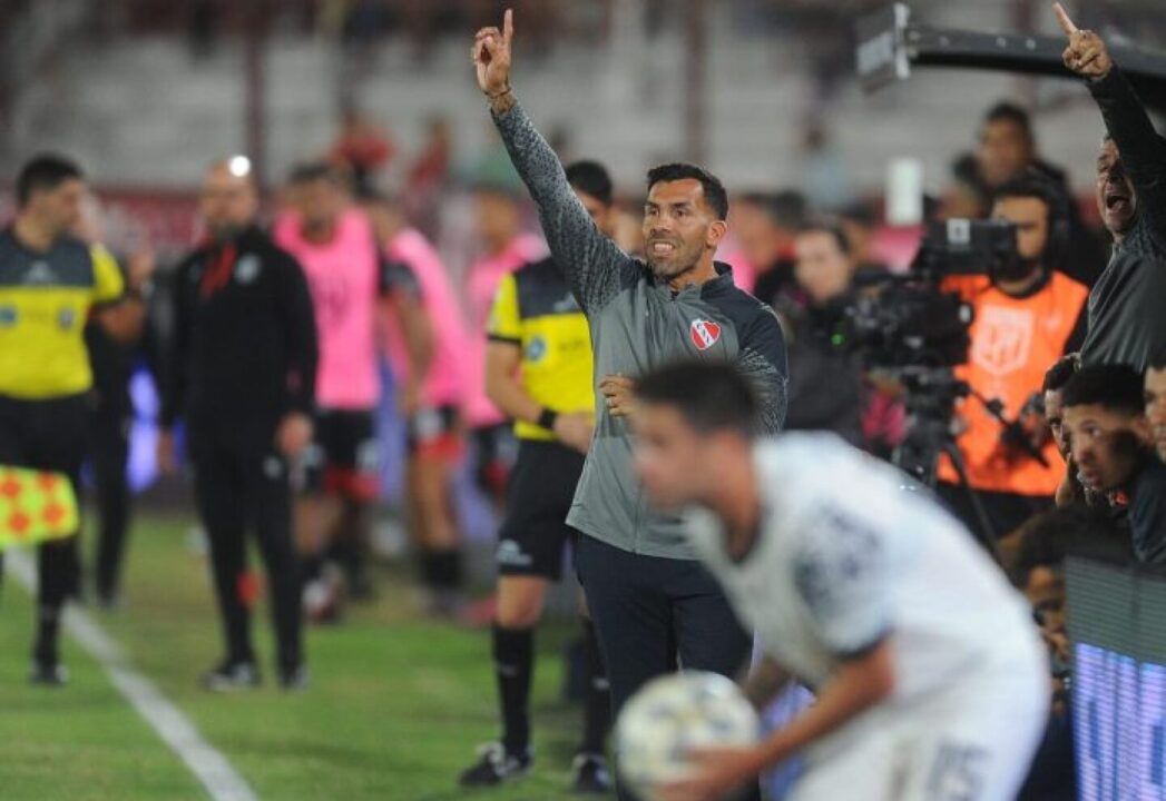 Carlos Tevez cargó contra Pablo Dóvalo.