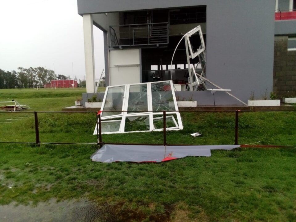 El temporal causó destrozos en la sede de Independiente.