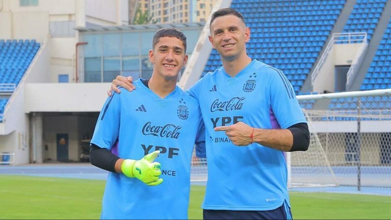Mateo Morro, juvenil de Independiente, con el Dibu Martínez.