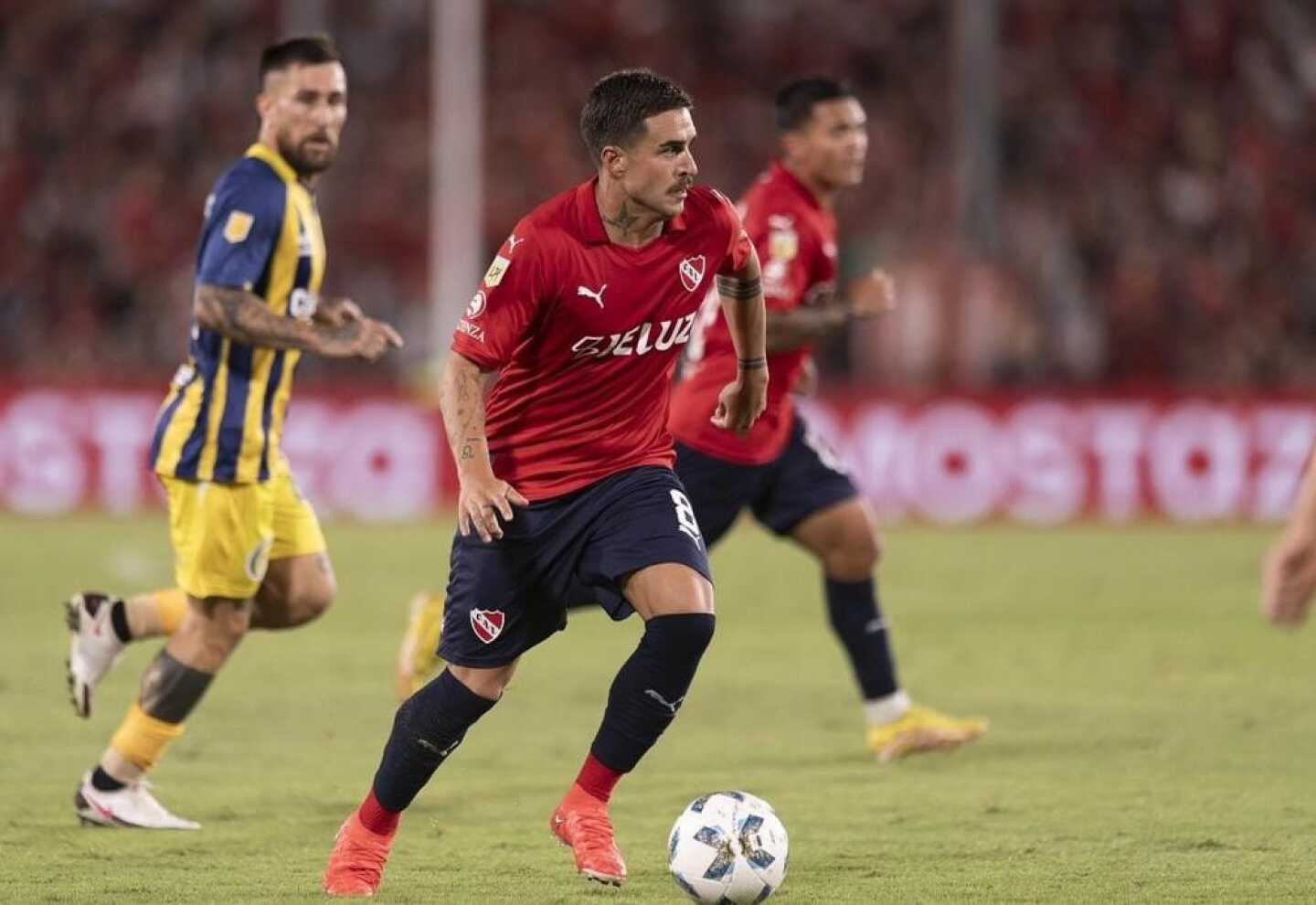 Gabriel Neves deberá mejorar su nivel si quiere quedarse en Independiente.