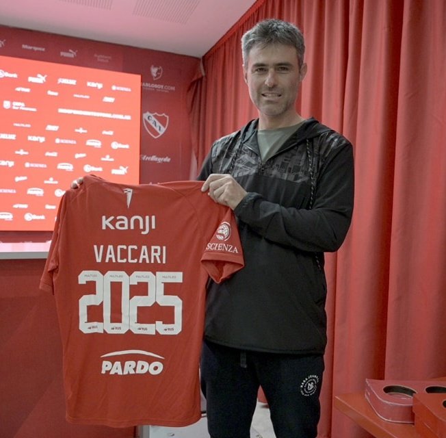 Julio Vaccari con la camiseta de Independiente.