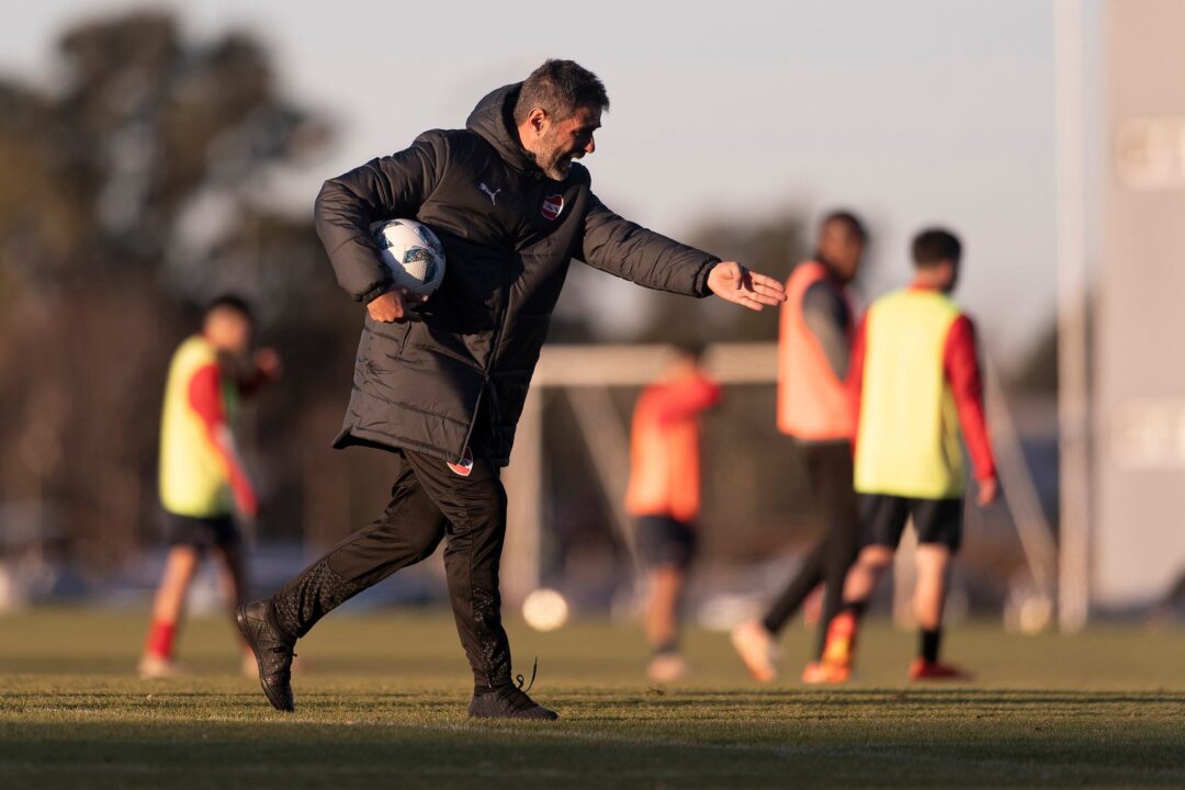 Julio Vaccari tendrá que rearmar su defensa.