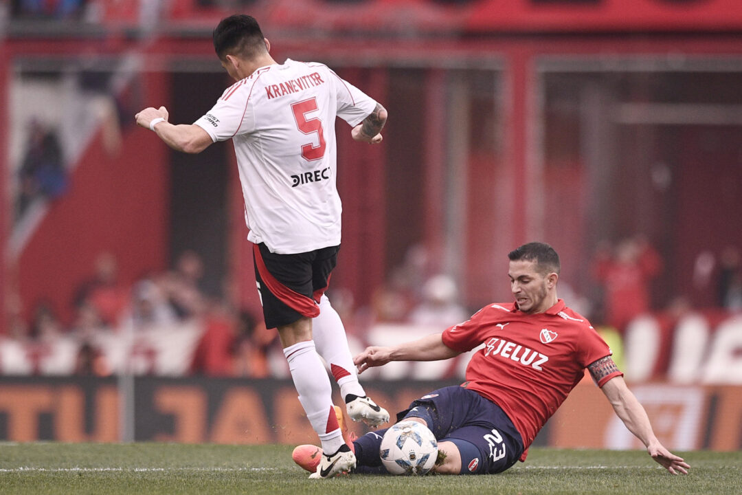 Independiente tuvo un partido de mucha complejidad ante River.