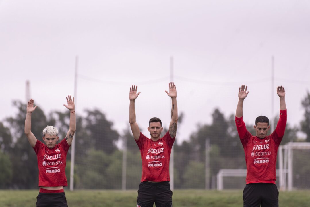 Independiente ultima detalles para el duelo de mañana.