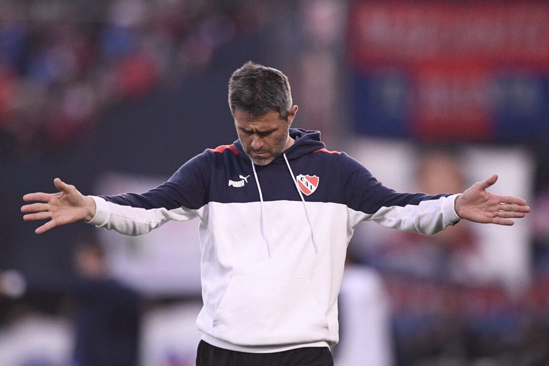 Julio Vaccari va a charlar con Santi López.