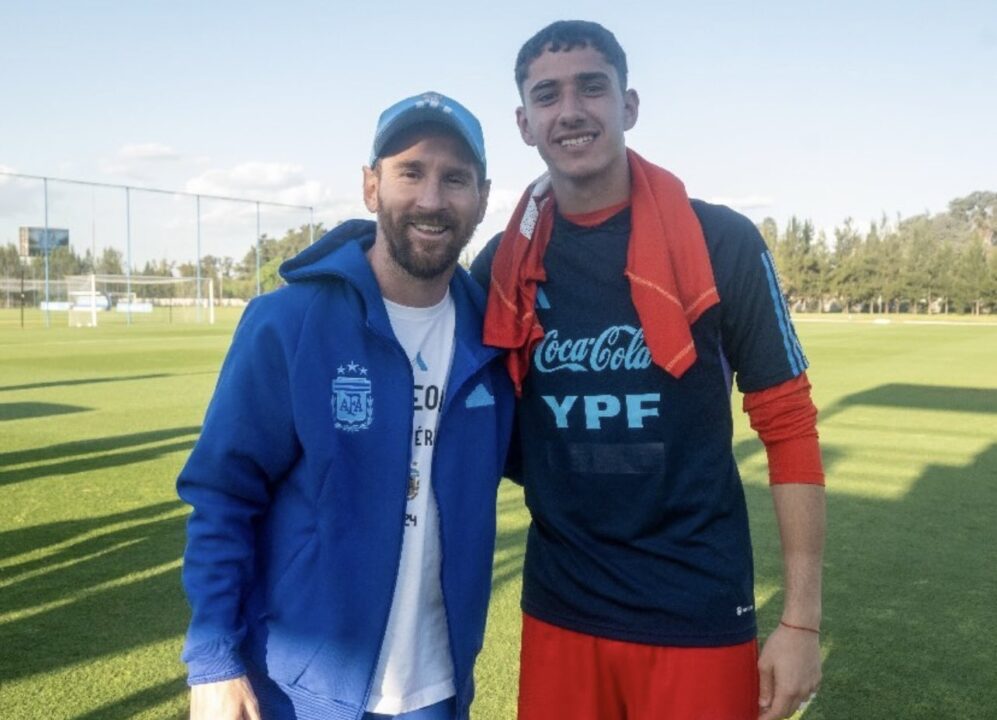 Morro, arquero de Independiente, junto a Messi. Ambos parte del elenco de Lionel Scaloni.