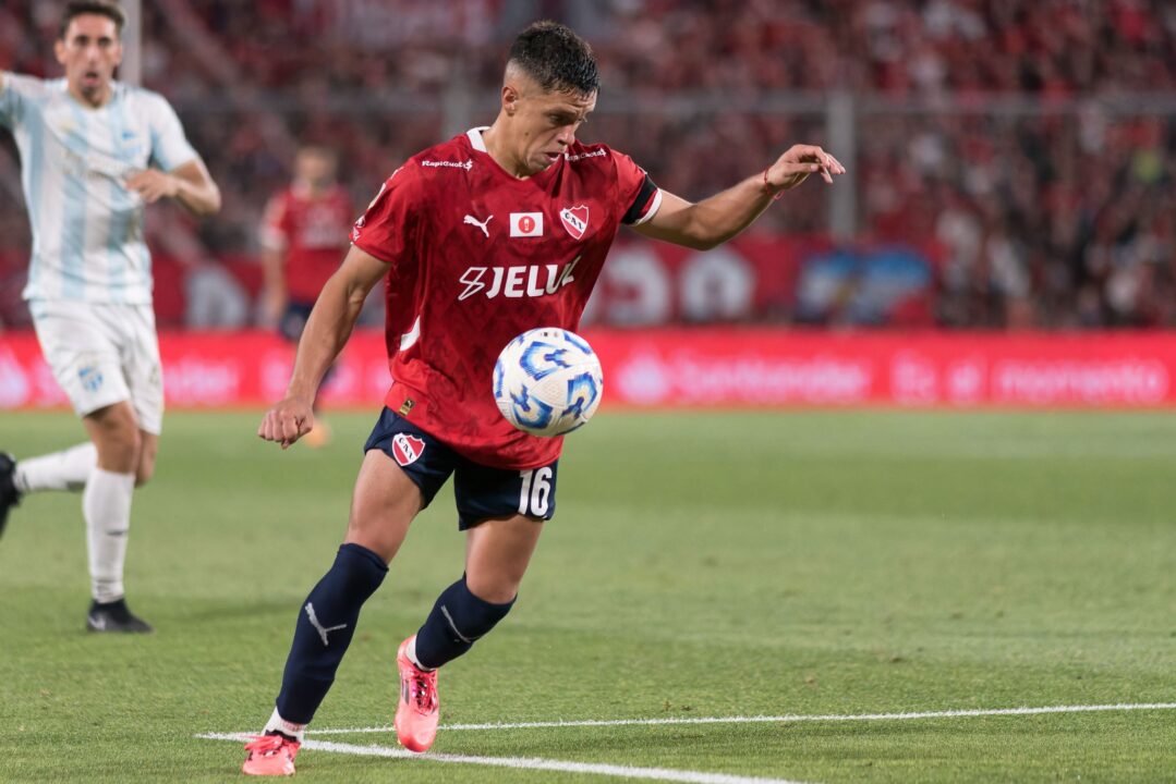 Santiago Hidalgo renovó su contrato con Independiente.